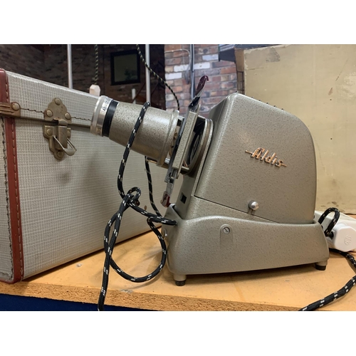 224 - A VINTAGE ALDIS PROJECTOR