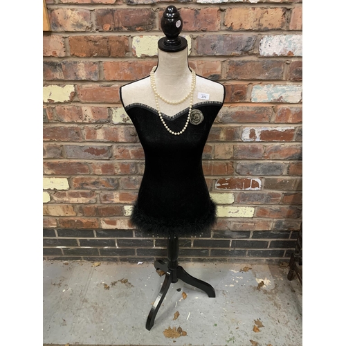 228 - A DECORATIVE MANNEQUIN IN THE FEMALE FORM, HEIGHT ADJUSTABLE