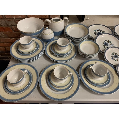 257 - A LARGE COLLECTION OF WEDGWOOD DINNER WARE IN THE 