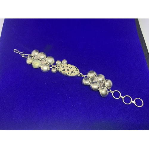 515 - A SILVER BRACELET MARKED 925 WITH A LARGE STONE