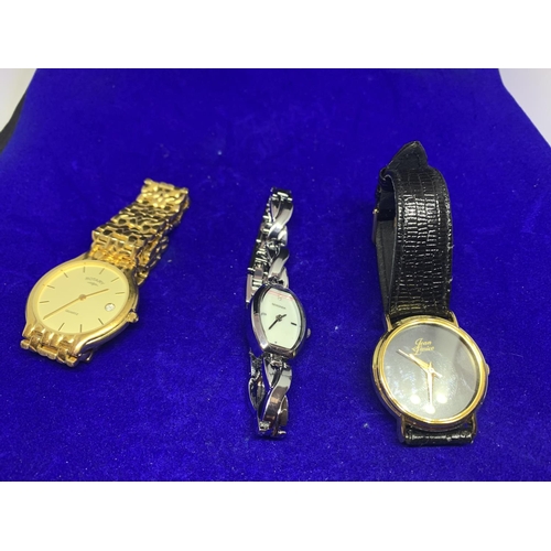 591 - THREE VARIOUS WRIST WATCHES TO INCLUDE A YELLOW METAL, WHITE METAL AND A BLACK LEATHER STRAP EXAMPLE