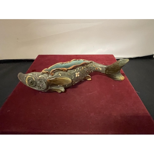 724 - A STONEWARE MAJOLICA FISH  (2875)  LENGTH: 21.5CM