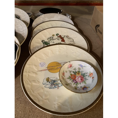 907 - AN ASSORTMENT OF VARIOUS COLLECTABLE AND DECORATIVE PLATES TO INCLUDE WEDGWOOD AND VILLEROY AND BOSH