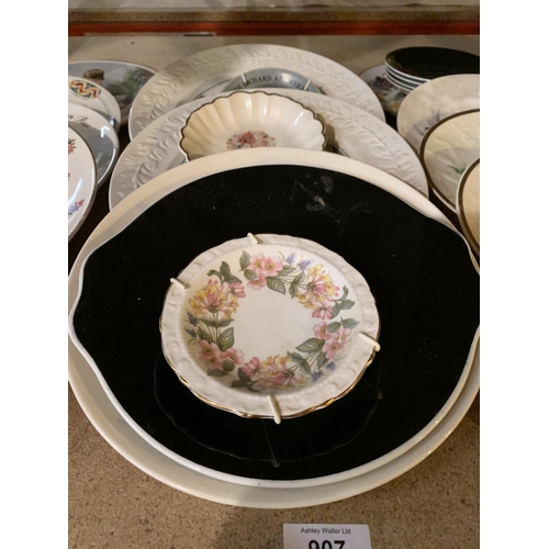 907 - AN ASSORTMENT OF VARIOUS COLLECTABLE AND DECORATIVE PLATES TO INCLUDE WEDGWOOD AND VILLEROY AND BOSH