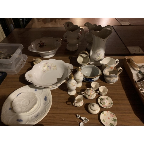 949 - A SELECTION OF CERAMIC WARE TO INCLUDE A DOLL'S CHINA TEA SET, A PAIR OF JUGS ETC