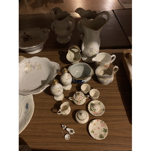 949 - A SELECTION OF CERAMIC WARE TO INCLUDE A DOLL'S CHINA TEA SET, A PAIR OF JUGS ETC