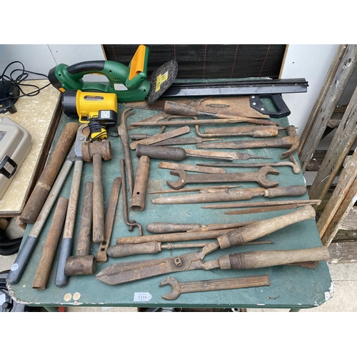 1319 - A LARGE ASSORTMENT OF VINTAGE HAND TOOLS TO INCLUDE A BATTERY POWERED HEDGE CUTTER ETC