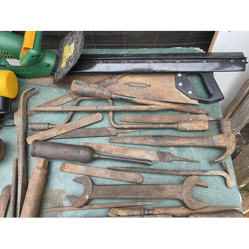 1319 - A LARGE ASSORTMENT OF VINTAGE HAND TOOLS TO INCLUDE A BATTERY POWERED HEDGE CUTTER ETC