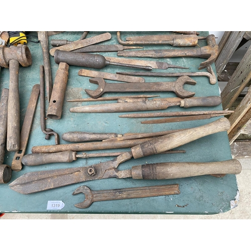 1319 - A LARGE ASSORTMENT OF VINTAGE HAND TOOLS TO INCLUDE A BATTERY POWERED HEDGE CUTTER ETC