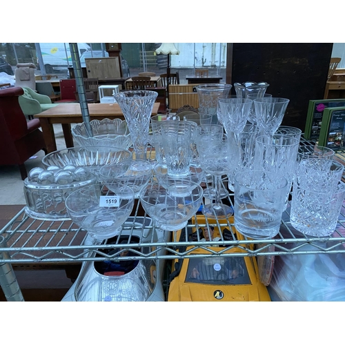 1519 - A LARGE ASSORTMENT OF GLASS WARE TO INCLUDE SERVING DISHES AND WINE GLASSES ETC