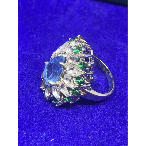 524 - A LARGE BLUE WHITE AND GREEN FLOWER ART DECO STYLE RING SIZE L WEIGHT 7.03 GRAMS