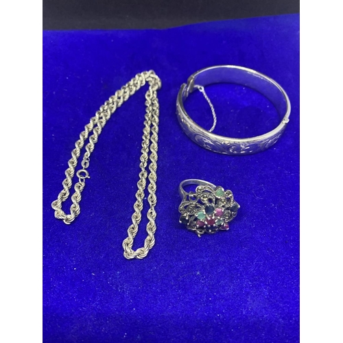 527 - A SILVER BANGLE HALLMARKED BIRMINGHAM, A SILVER ROPE CHAIN MARKED 925 AND A SILVER RING TOTAL WEIGHT... 