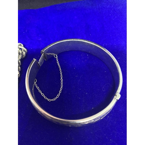 527 - A SILVER BANGLE HALLMARKED BIRMINGHAM, A SILVER ROPE CHAIN MARKED 925 AND A SILVER RING TOTAL WEIGHT... 