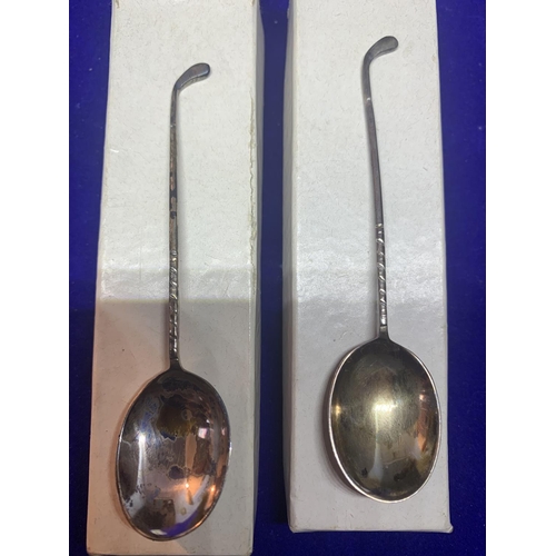 504 - TWO HALLMARKED BIRMINGHAM TEA SPOONS WITH GOLF CLUB STYLE HANDLES IN PRESENTATION BOXES AND A NAPKIN... 