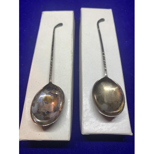 504 - TWO HALLMARKED BIRMINGHAM TEA SPOONS WITH GOLF CLUB STYLE HANDLES IN PRESENTATION BOXES AND A NAPKIN... 