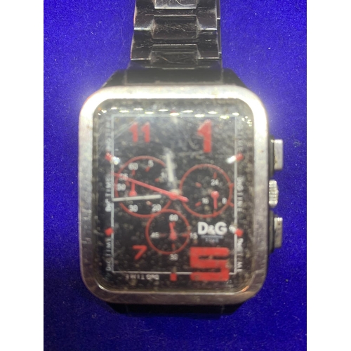 542 - A GENTS RECTANGULAR FACED DOLCE AND GABBANA WRISTWATCH IN WORKING ORDER