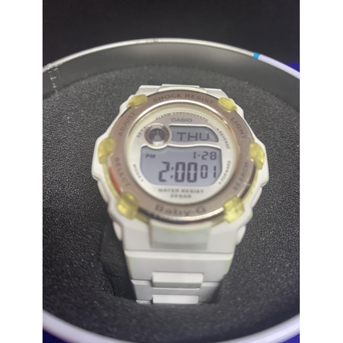 560 - A LADIES CASIO BABY G WRISTWATCH IN WORKING ORDER IN A PRESENTATION TIN