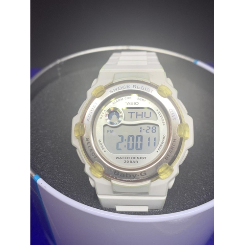 560 - A LADIES CASIO BABY G WRISTWATCH IN WORKING ORDER IN A PRESENTATION TIN