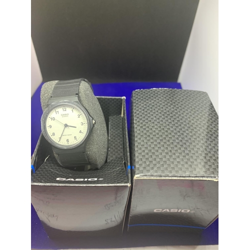 561 - A GENTS CASIO WATCH IN WORKING ORDER IN A PRESENTATION BOX