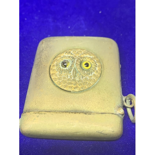 563 - FOUR VARIOUS ITEMS TO INCLUDE AN OWL VESTA CASE, YELLOW METAL CHAIN, AND TWO BADGES