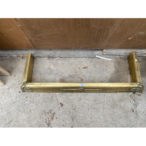 1241 - A DECORATIVE BRASS FIRE FENDER