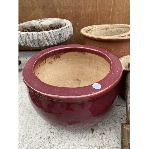 1245 - A COLLECTION OF GARDEN ITEMS TO INCLUDE CERAMIC GARDEN POTS, BIRD BOX AND BIRD BATH