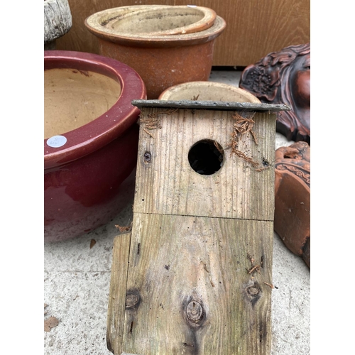 1245 - A COLLECTION OF GARDEN ITEMS TO INCLUDE CERAMIC GARDEN POTS, BIRD BOX AND BIRD BATH