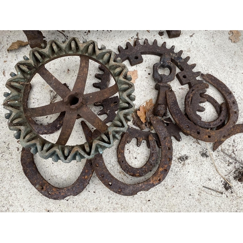 1246 - A COLLECTION OF VINTAGE CAST ITEMS TO INCLUDE HORSE SHOES, COGS AND A FIRE GRATE