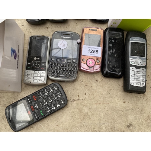 1255 - AN ASSORTMENT OF MOBILE PHONES TO INCLUDE A BLACKBERRY AND A NUMBER OF SAMSUNGS ETC