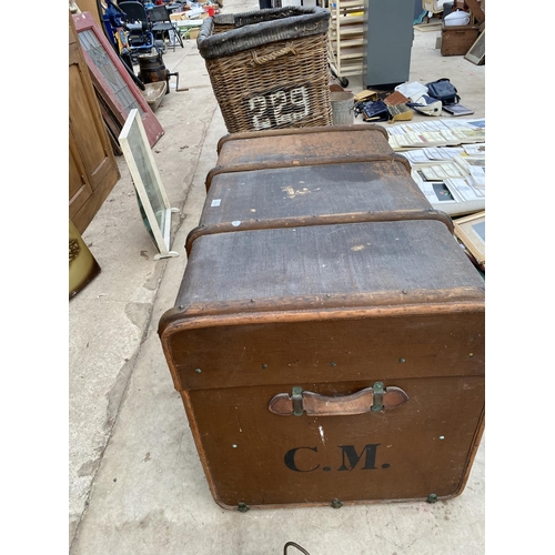 1285 - A LARGE VINTAGE TRAVEL TRUNK