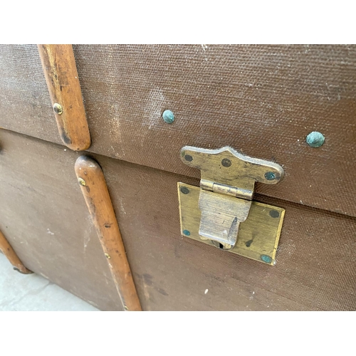 1285 - A LARGE VINTAGE TRAVEL TRUNK