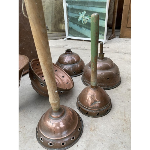 1286 - A COLLECTION OF COPPER ITEMS TO INCLUDE FUNNELS AND PLUNGERS ETC