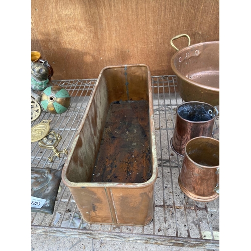 1222 - A COLLECTION OF COPPER ITEMS TO INCLUDE A COPPER TROUGH, A LARGE PAN AND TANKARDS ETC