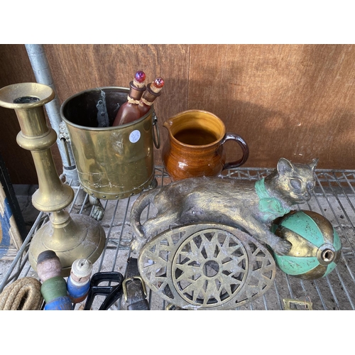 1223 - AN ASSORTMENT OF BRASS WARE TO INCLUDE HORSE BRASSES AND CANDLESTICK ETC