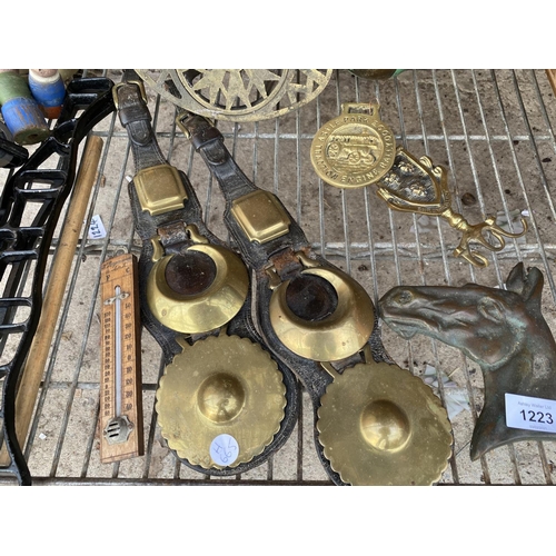 1223 - AN ASSORTMENT OF BRASS WARE TO INCLUDE HORSE BRASSES AND CANDLESTICK ETC