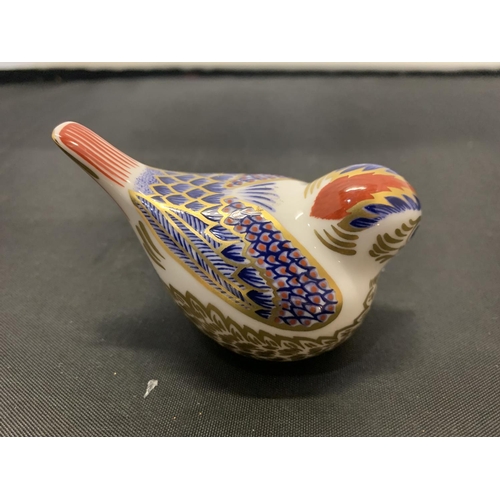 731 - A ROYAL CROWN DERBY GOLDCREST WITH A GOLD STOPPER