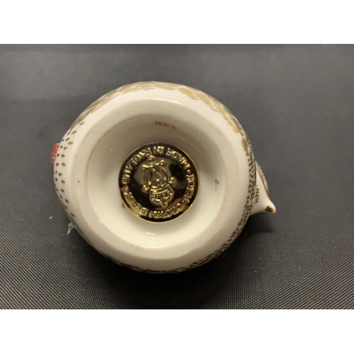 731 - A ROYAL CROWN DERBY GOLDCREST WITH A GOLD STOPPER