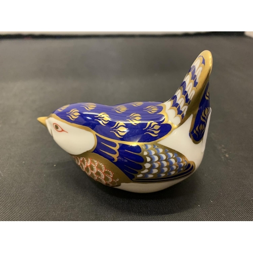 732 - A ROYAL CROWN DERBY WREN WITH A GOLD STOPPER