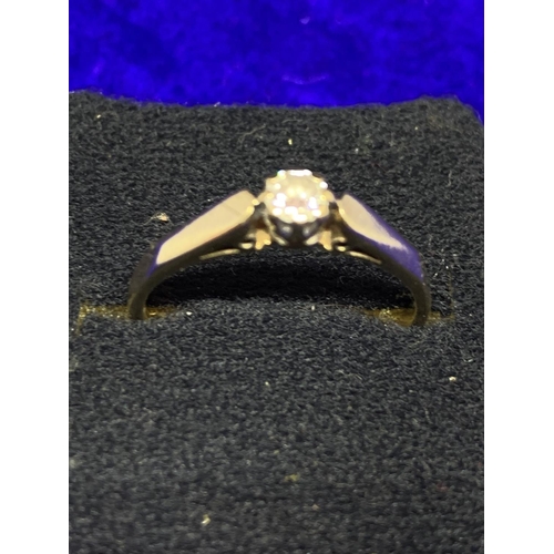 574 - A 9 CARAT GOLD RING WITH A DIAMOND SOLITAIRE SIZE O/P GROSS WEIGHT APPROXIMATELY 1.9 GRAMS