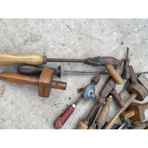 1297 - AN ASSORTMENT OF VINTAGE WOOD WORK TOOLS TO INCLUDE CHISELS, DRILL BITS AND MARKERS ETC