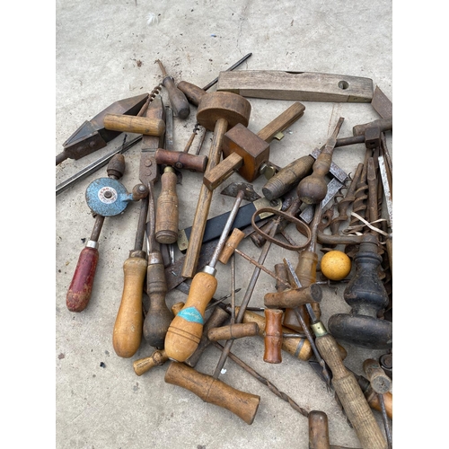 1297 - AN ASSORTMENT OF VINTAGE WOOD WORK TOOLS TO INCLUDE CHISELS, DRILL BITS AND MARKERS ETC