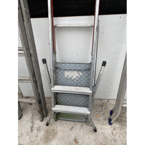 1323 - A SET OF ALUMINIUM STEP LADDERS AND A FURTHER LADDER/PLATFORM