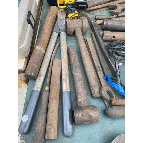 1325 - A LARGE COLLECTION OF VINTAGE HAND TOOLS TO INCLUDE SOME POWER TOOLS