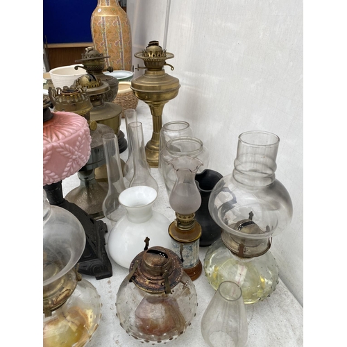 1353 - AN ASSORTMENT OF OIL LAMPS AND OIL LAMP PARTS