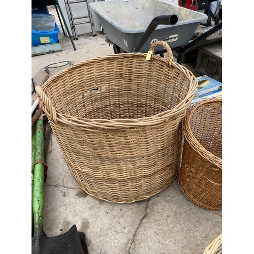 1388 - AN ASSORTMENT OF WICKER BASKETS TO ALSO INCLUDE A BAMBOO RACK