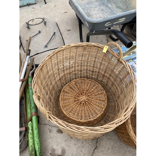 1388 - AN ASSORTMENT OF WICKER BASKETS TO ALSO INCLUDE A BAMBOO RACK