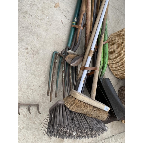 1389 - A LARGE QUANTITY OF GARDEN TOOLS TO INCLUDE FOUR SHOVELS, THREE FORKS, EDGING SHEARS AND BRUSHES ETC