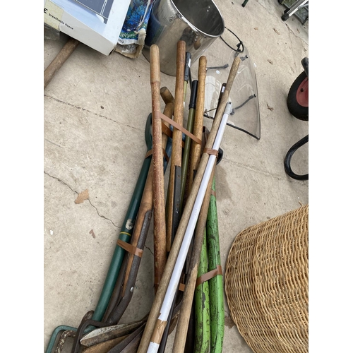 1389 - A LARGE QUANTITY OF GARDEN TOOLS TO INCLUDE FOUR SHOVELS, THREE FORKS, EDGING SHEARS AND BRUSHES ETC