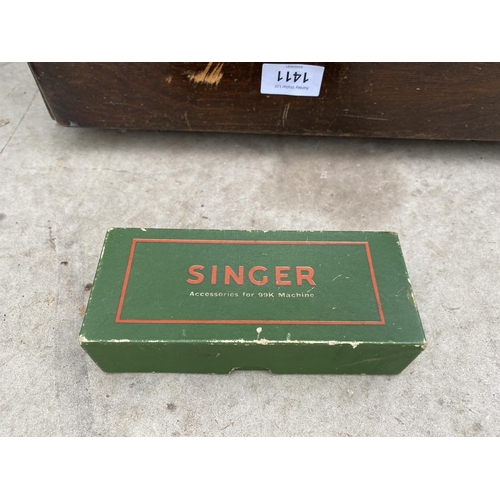 1411 - A VINTAGE SINGER SEWING MACHINE IN A CARRY CASE