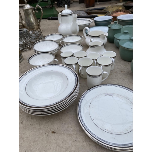 1424 - A LARGE ASSORTMENT OF CERAMIC WARE TO INCLUDE VARIOUS CUPS AND SAUCERS, TEAPOT AND PLATES ETC